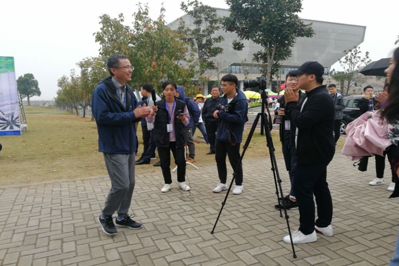 陈坚伟院长飞镖冠军.jpg