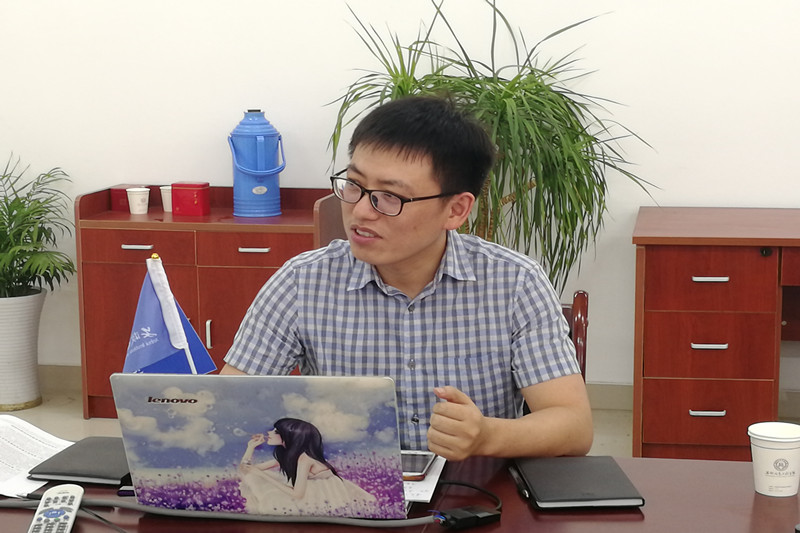 李炜主持活动.jpg