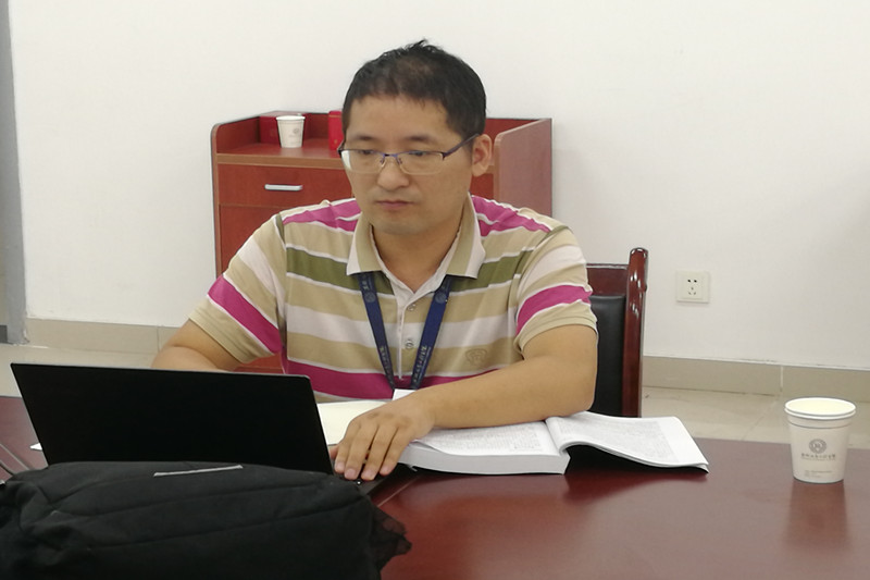张松林主持研学活动_副本.jpg