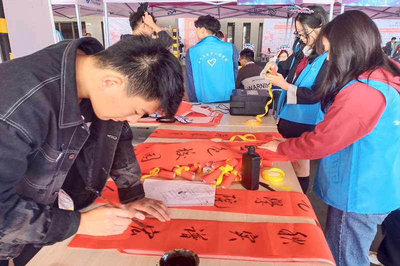 学长现场赠送对学弟学妹的祝福.jpg