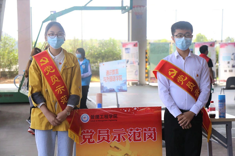 党员示范岗站岗.jpg