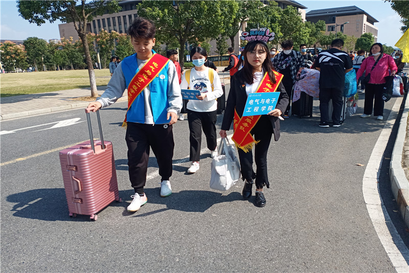 党员迎新接送新生.jpg