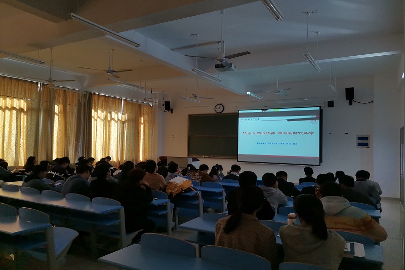 同学们认真学习.jpg