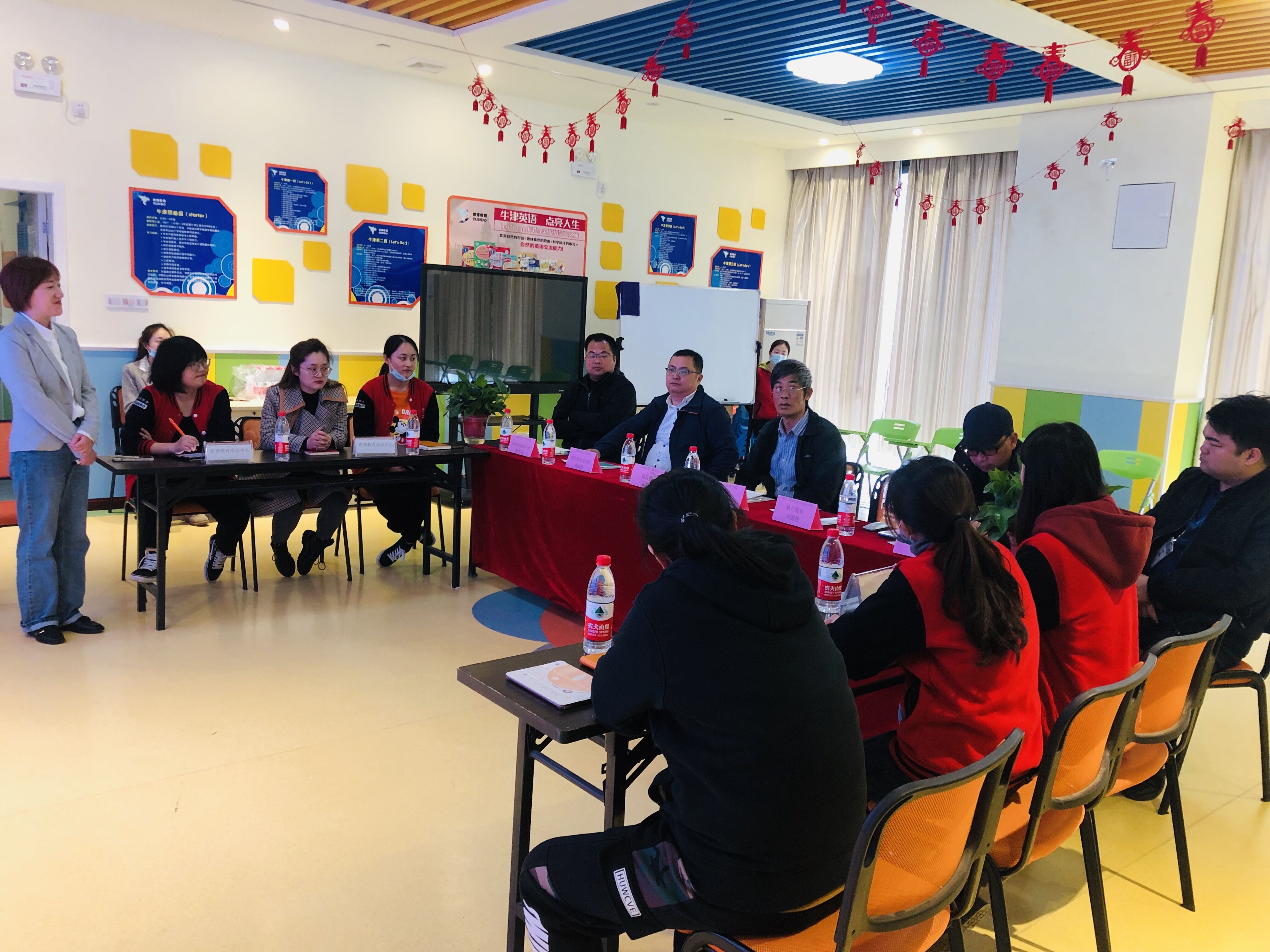 图为王彬副校长与实习学生、企业负责人座谈.jpg