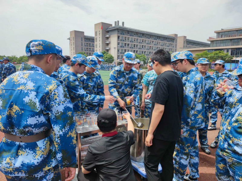 图为军训现场发放绿豆汤_meitu_2.jpg