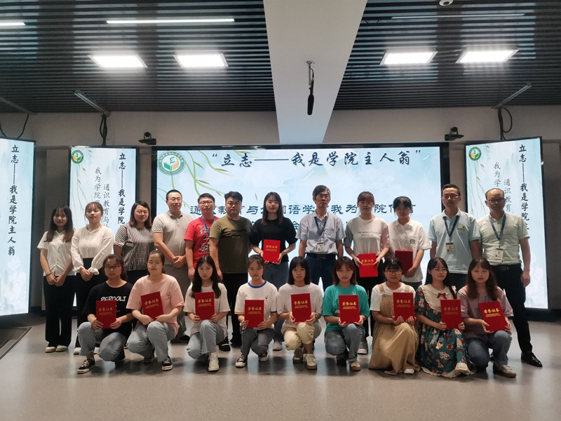 图为领导嘉宾与获奖选手合影留念.jpg