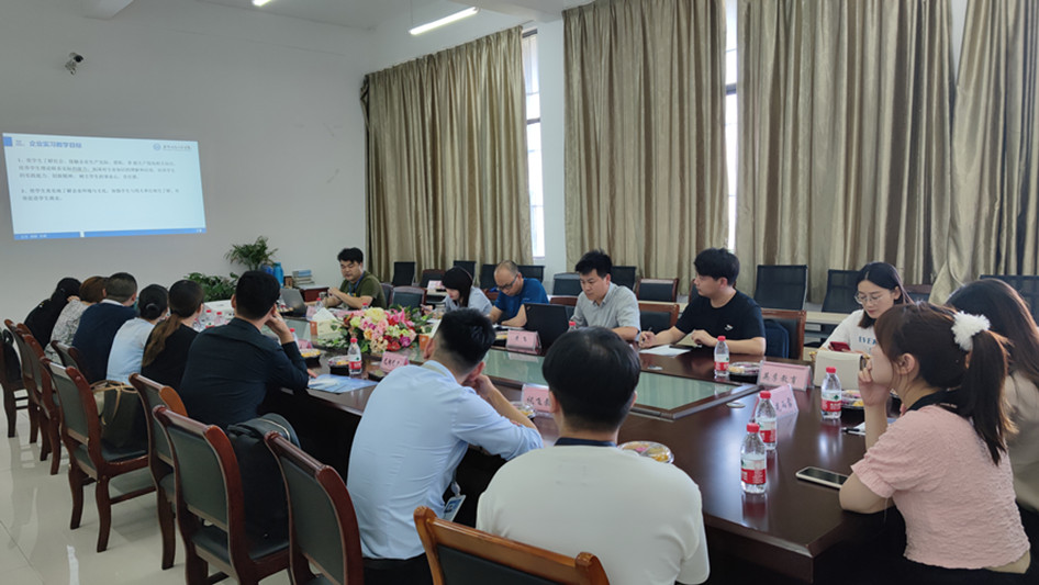 图为座谈会现场.jpg