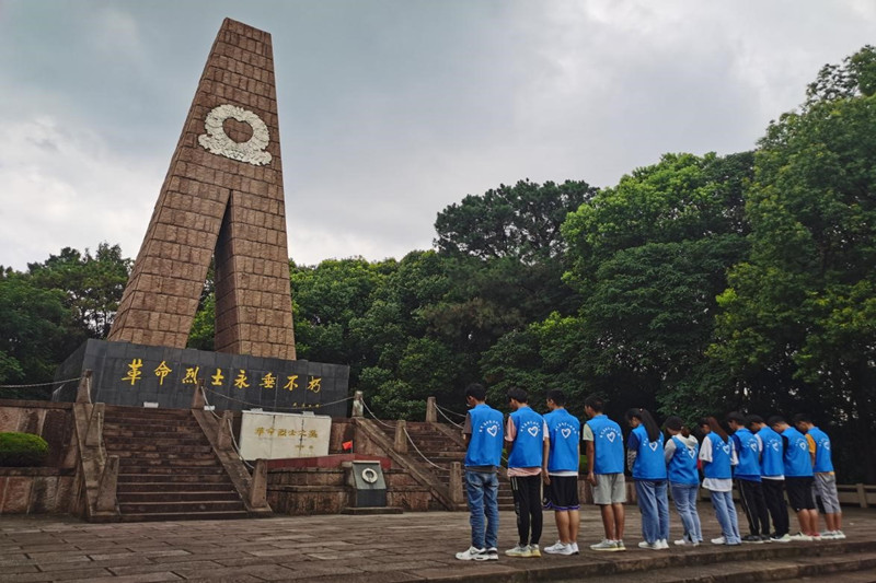 实践团缅怀先烈.jpg