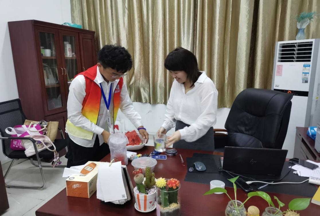图为学生会志愿者给老师送西瓜.png