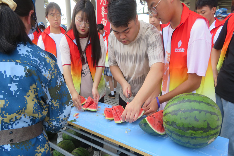图-3 华静老师带志愿者切西瓜 (1).jpg