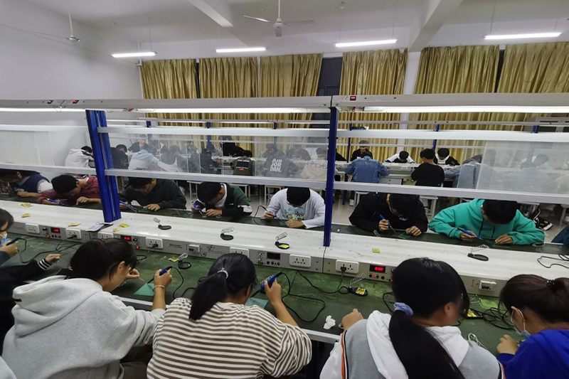 同学们正在全神贯注的焊接.jpg