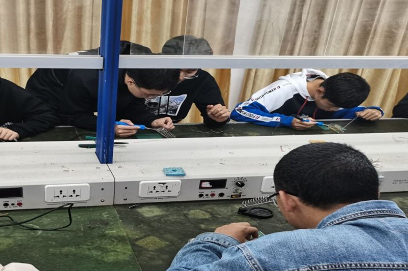 核心会员们正在帮助同学们解决问题.jpg