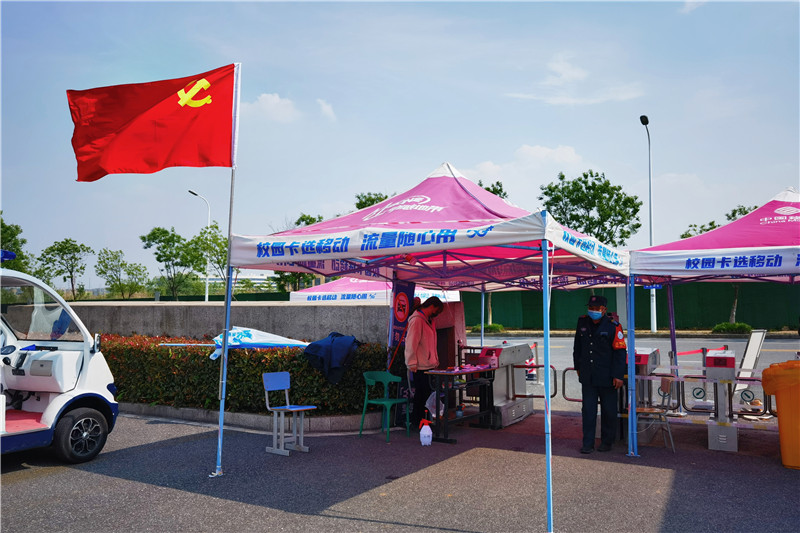 党旗飘扬在抗疫一线_副本.jpg