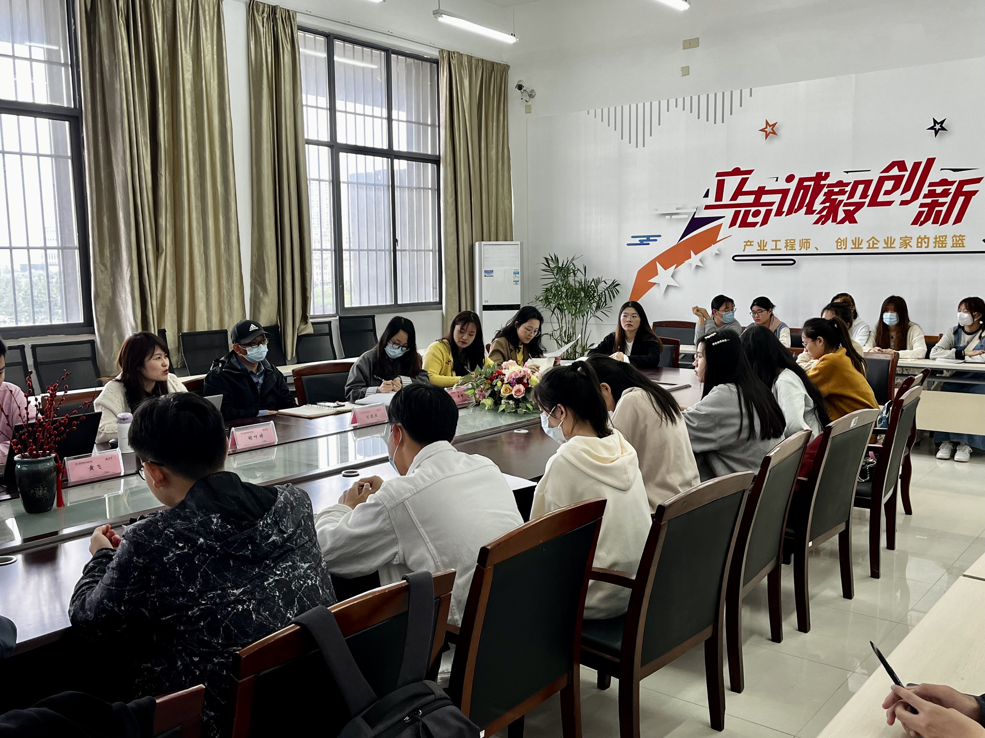 图为胡叶婷为学生代表答疑解惑.jpg
