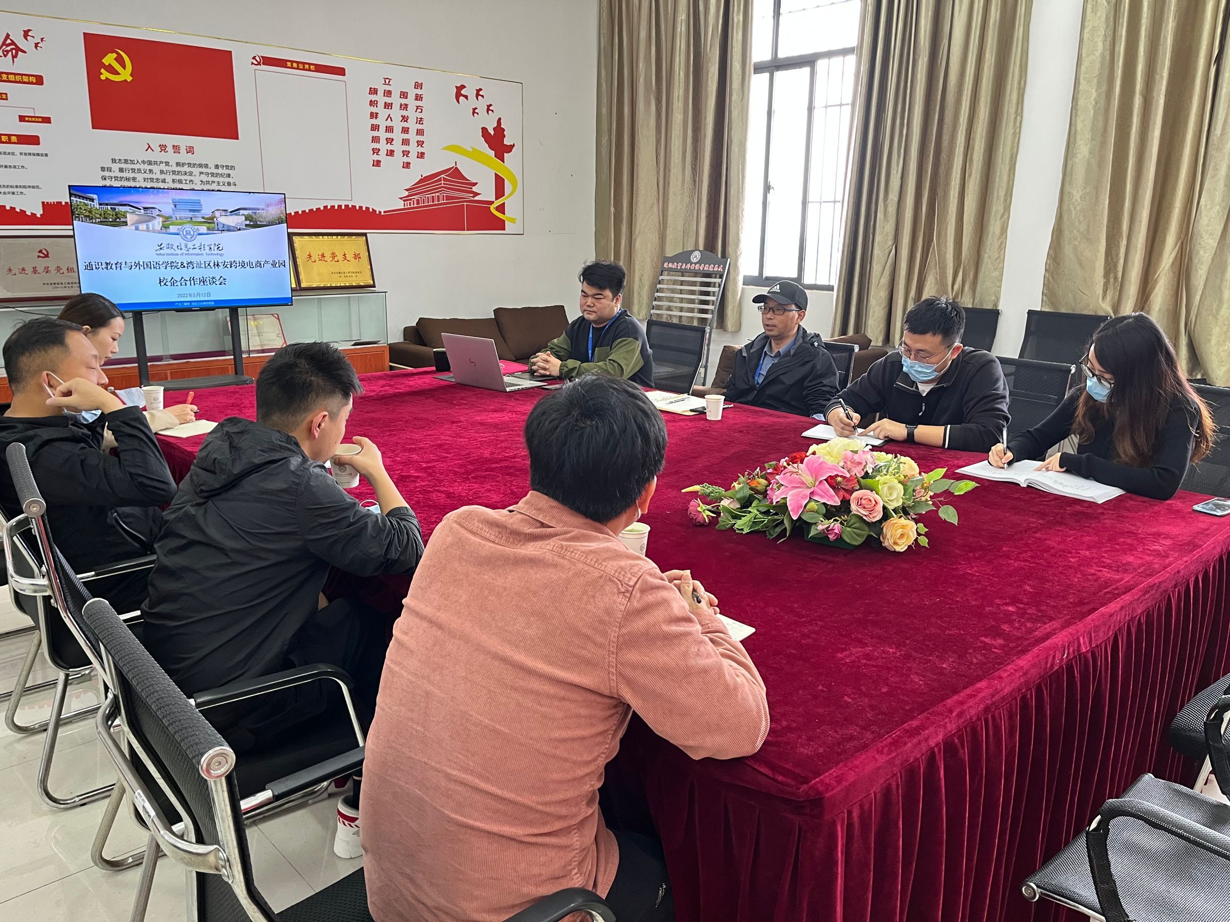 图为刘德胜向企业代表介绍学院概况.jpg