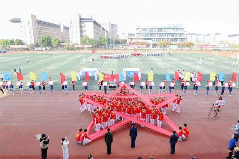 图为电气与电子工程学院方阵进行变换队形_副本.png