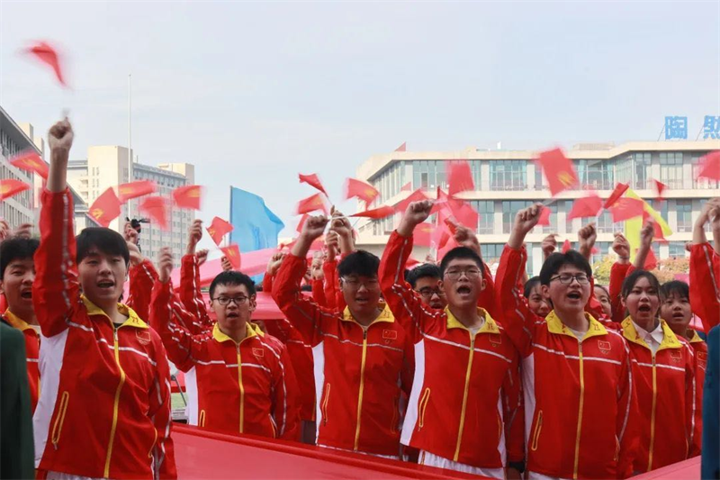 图为电气与电子工程学院方阵人员摇旗_副本.png