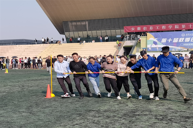 图为教师组爱的魔力转圈圈比赛现场_副本.jpg