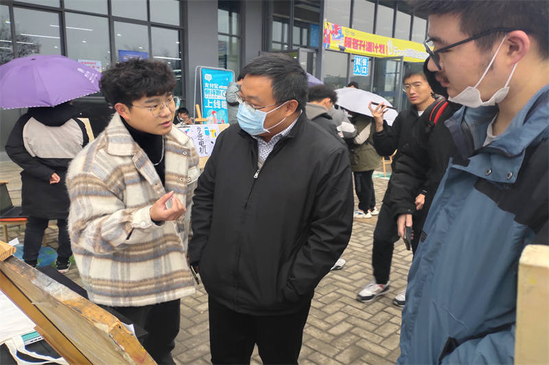 汪忠国副校长现场交流.jpg