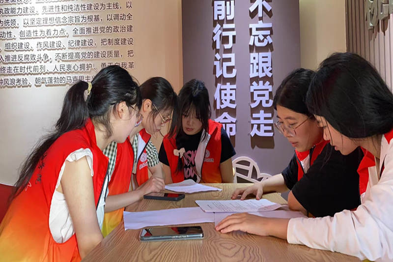 图为志愿者们参观学习.jpg