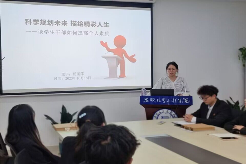图为杨丽萍开讲第一课.jpg