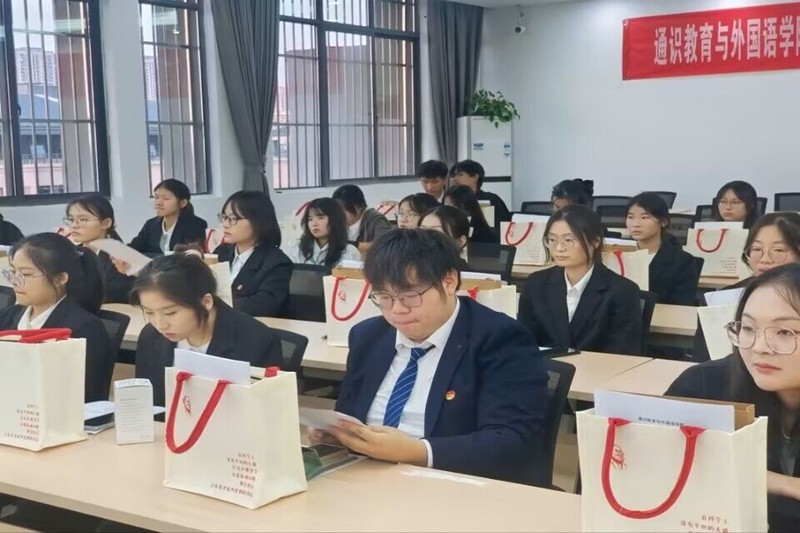 图为学员们认真听讲、学习资料.jpg