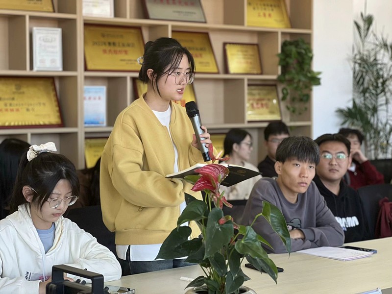 学生代表提问.jpg