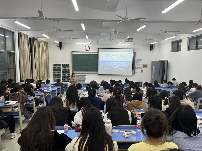 图为左红娟讲座现场.jpg
