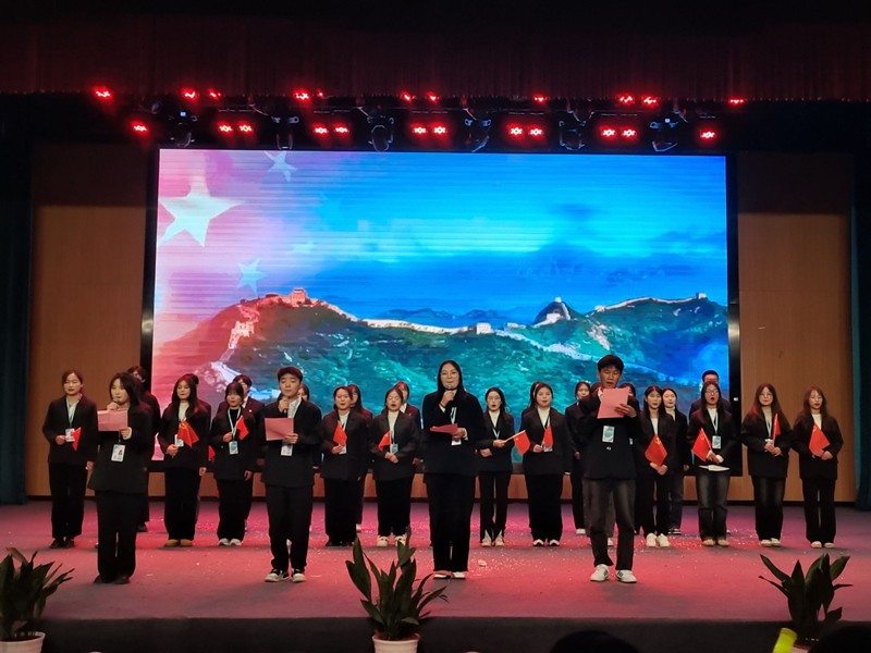 学生会表演《中华颂》.jpg