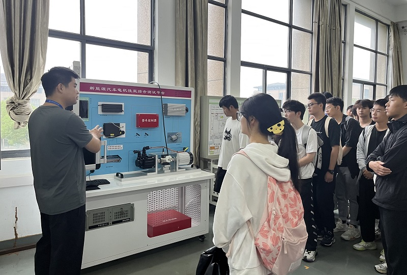 7图为机械设计学院新生参观实训中心.png