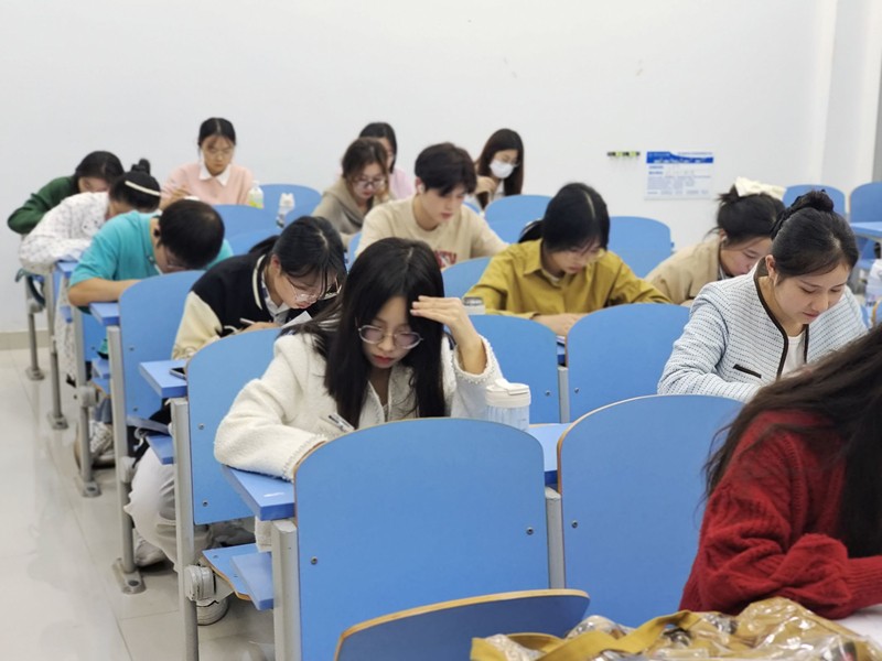 同学们认真写作业中.jpg