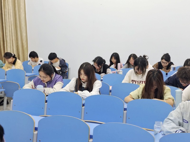 晚自习进行时.jpg