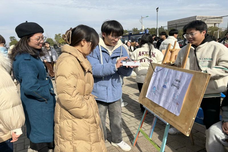 图为章敏凤副校长现场交流.jpg