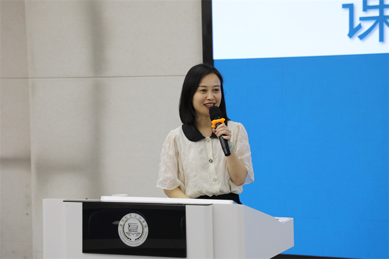 图为卜洪璇讲课.jpg