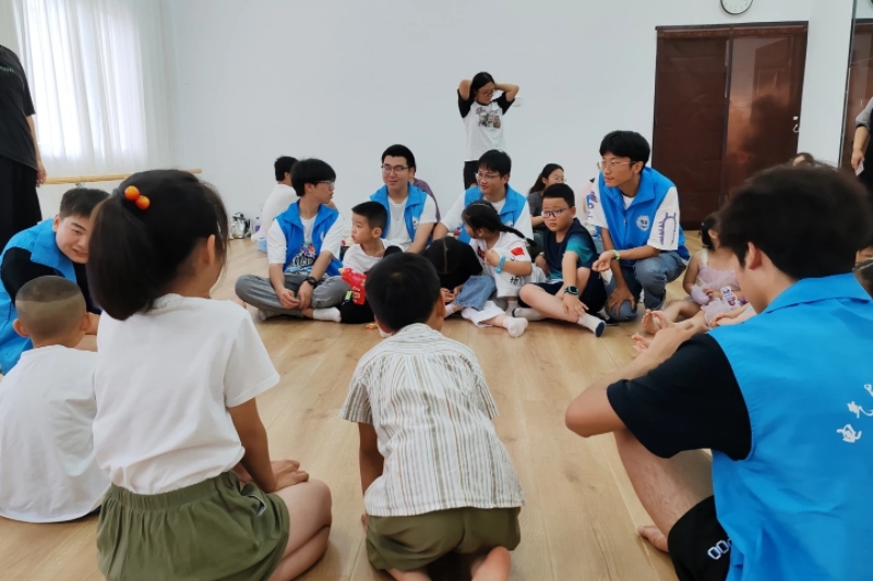 图为志愿者和孩子合影照片.jpg