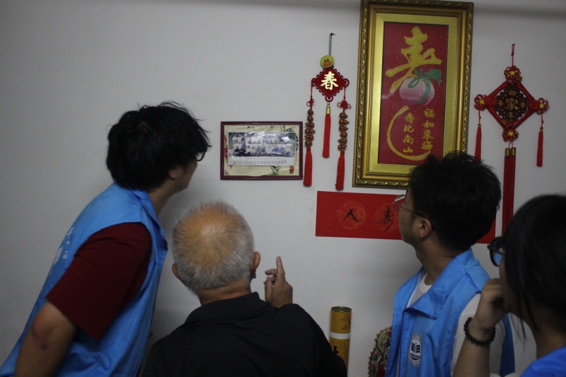 图为徐泽中爷爷展示战士合影.JPG