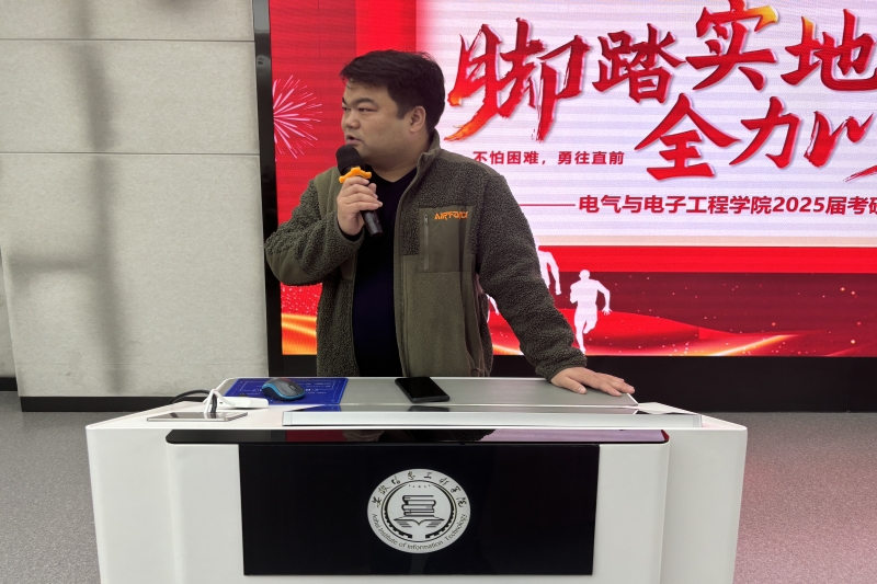 图为华静主持.jpg
