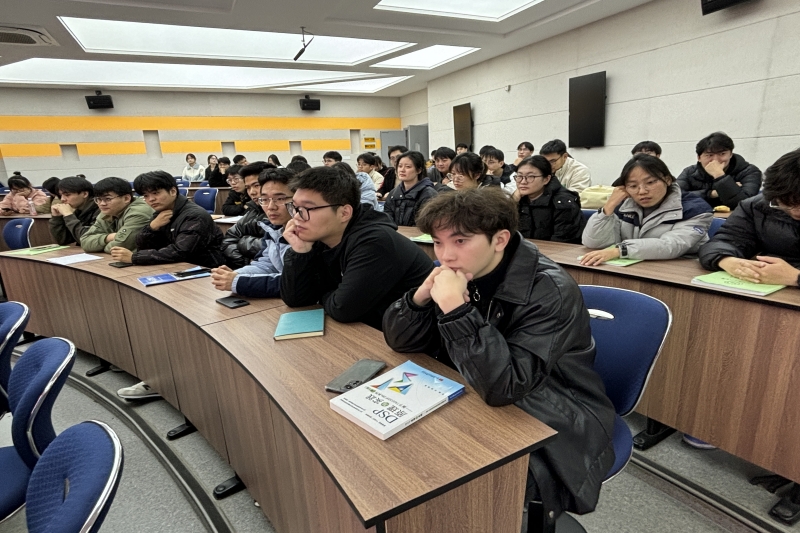 图为学生认真思考.jpg