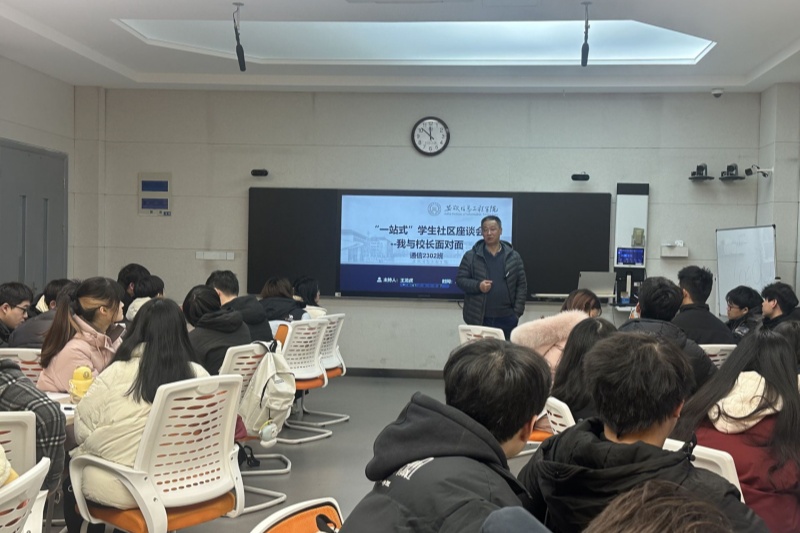 图为吴敏与学生交流.jpg