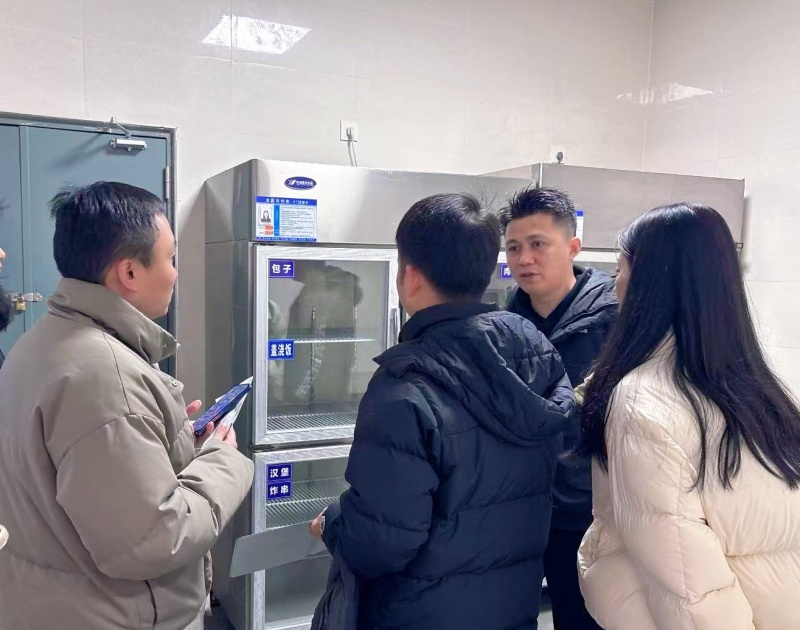 图为检查组查看留样专间设施配备情况_副本.jpg