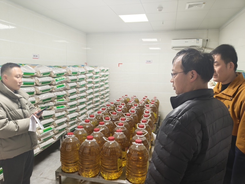 图为检查组查看食堂仓库设施配备及原料储存情况_副本.jpg