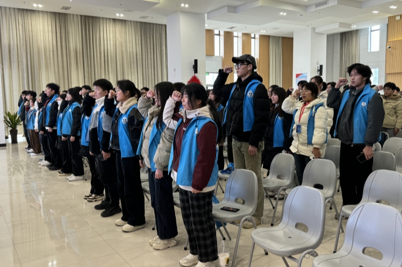 图为全体参会人员宣誓.jpg