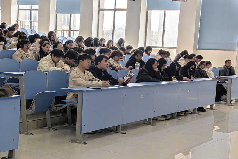 图为学生认真听讲.jpg