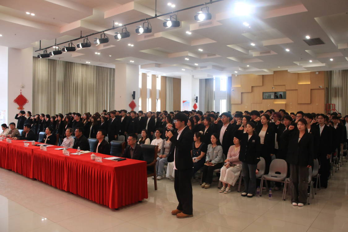图为全体学员重温入团誓词.png