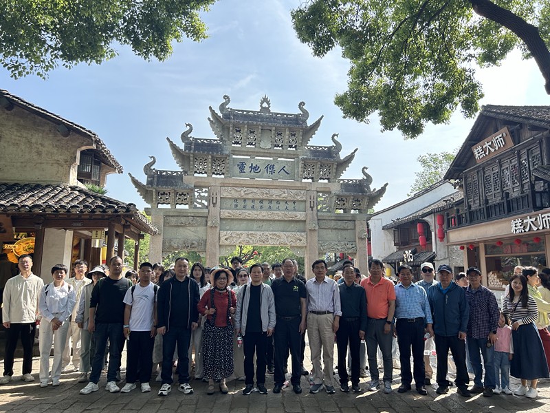 寄畅园门口合影_副本.jpg