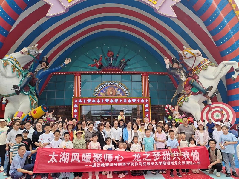 大马戏门口合影_副本.jpg