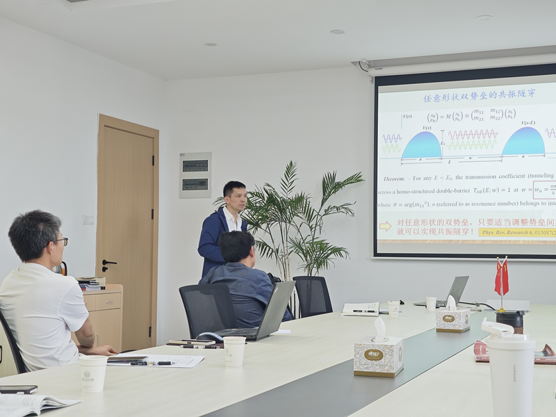图为杨教授作学术分享_副本.png