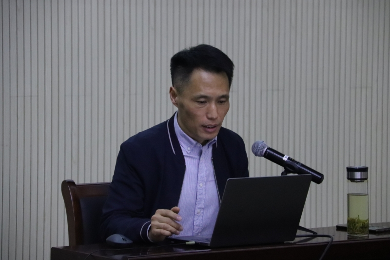 图为刘德军作报告.JPG