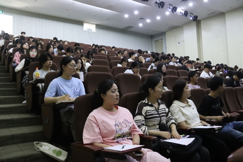 图为学员们认真聆听讲座.JPG