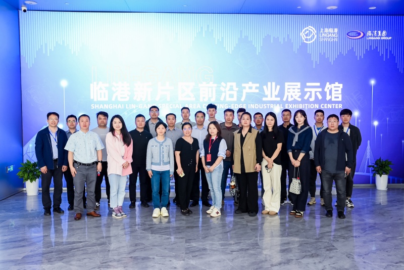 3.图为潘经健、华静作为高校代表赴临港新片区前沿产业园参观交流合影.jpg